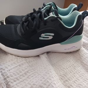 Size 7 Skechers